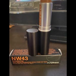 STUDIO FIX SOFT MATTE FOUNDATION STICK
NW43